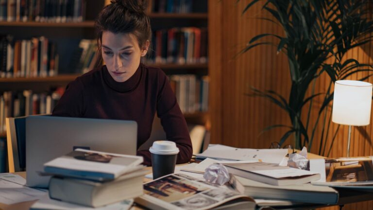 Détecteurs d’IA et mémoires universitaires : ce que 15 ans d’accompagnement académique m’ont appris