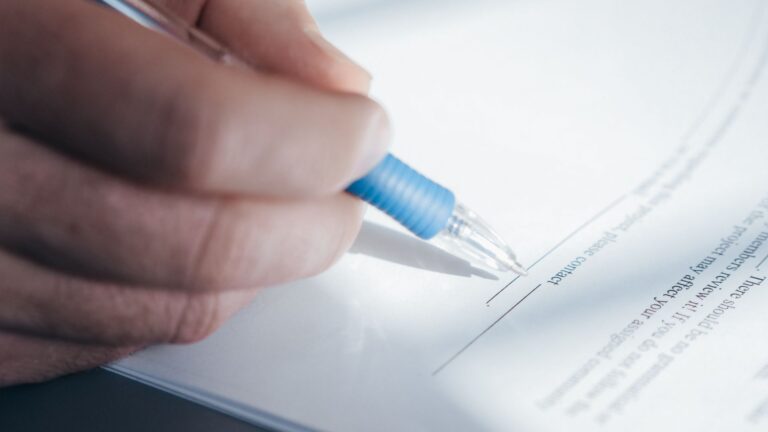 La lettre de démission contre décharge : expliquée simplement